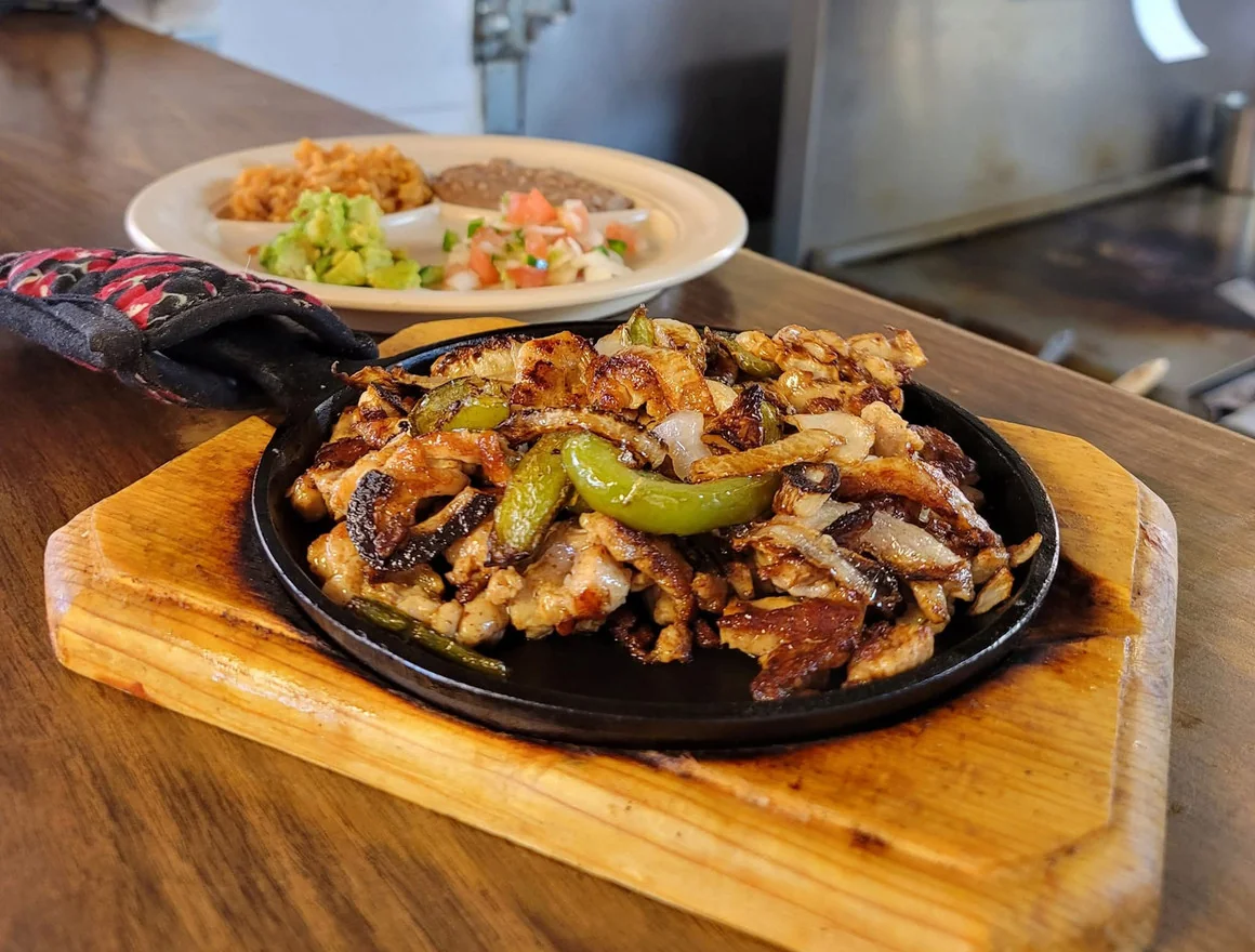 Valencia's Hi-Neighbor - Chicken fajita plate at Valencia's Hi-Neighbor